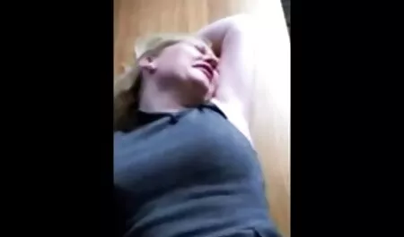 Video cómo sexo en vivo gratis lesbianas en gafas lamer coño
