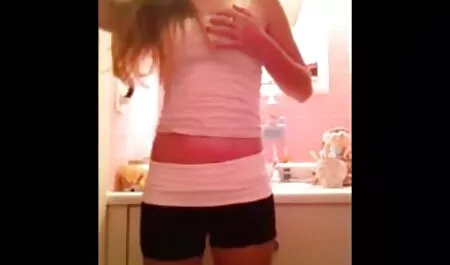 Tetona chica se masturba el coño follando en el cine