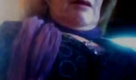 Pequeño videos xnxx gratis cabello en el iPhone se masturba