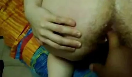 La chica sacó a un miembro venezolana anal del garaje