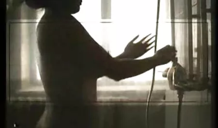 Chica en la sauna de la sala de hentai duro descanso se desnuda y desnuda
