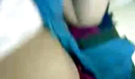 Saludable de Ébano mata a la chica porni casero blanca en la cama