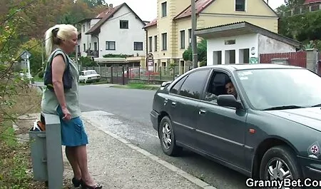 Tímida Rubia se la follan sexo gay por dinero en el culo