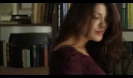 Ella se quita su pantimedias porno suave blancas y entra en el ano