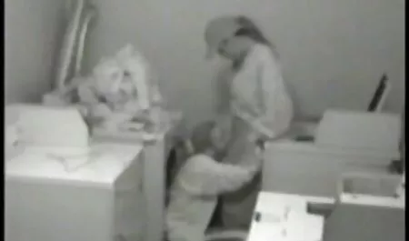 Madre rusa crió fiesta xxx a su hijo