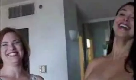 La sodomía seduce a la seductora camarera culona xnxx en el inodoro