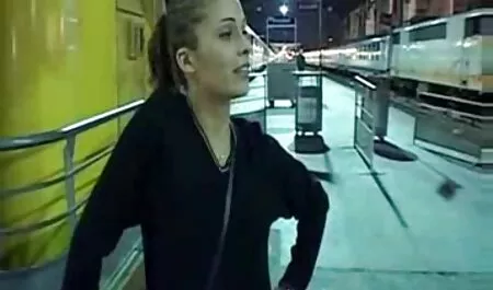 La hermana menor en el xxx mamadas baño se rindió a su hermano