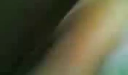 Morena con grandes tetas peludas follando da coño peludo