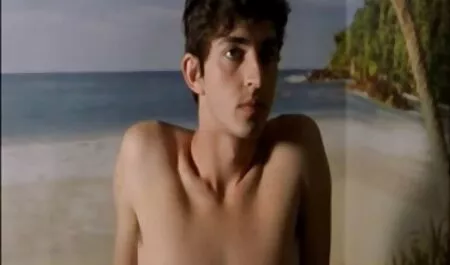 Desnudo tira pornoperuano entretiene a una multitud negra