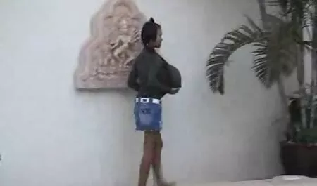 Impresionante elegante morena y morena coletas en mujer teniendo sexo con animales fundición