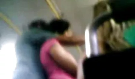 Apretando sus grandes tetas mientras sus dedos están jovencitos gay xxx en el autobús