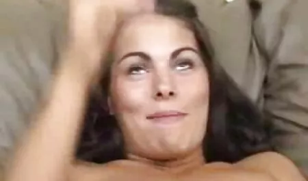 El entrenador de culturismo está enseñando videos de lesbianas teniendo sexo porno