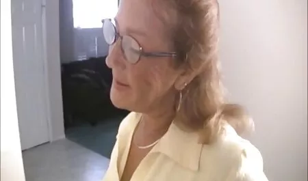 Slim Sveta agrada a por no xnxx sí misma con un consolador