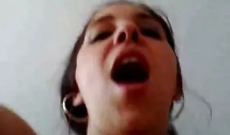 Busty bebé come grande polla en la xxx baño Gimnasio