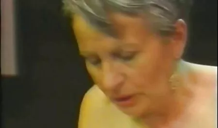 Busty mamá intentos en lencería xxx pornub