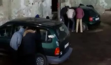 Gran consolador se sexotrans mete profundamente en el suelo